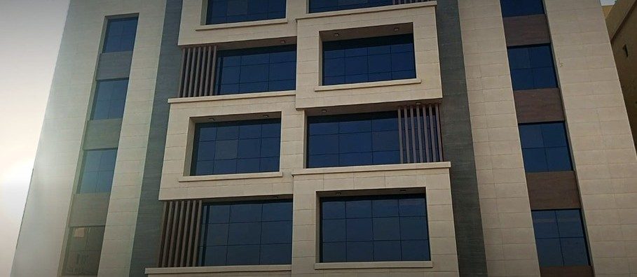 عمارة سكنية بنوافذ ألمنيوم