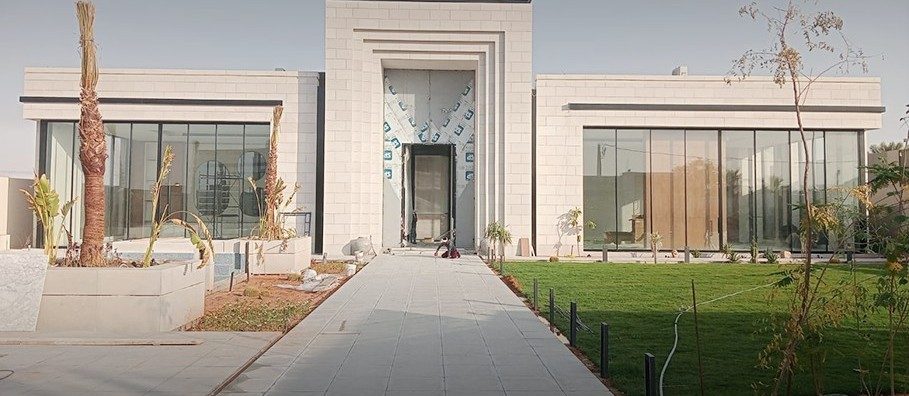 فيلا بواجهات زجاجية وحديقة