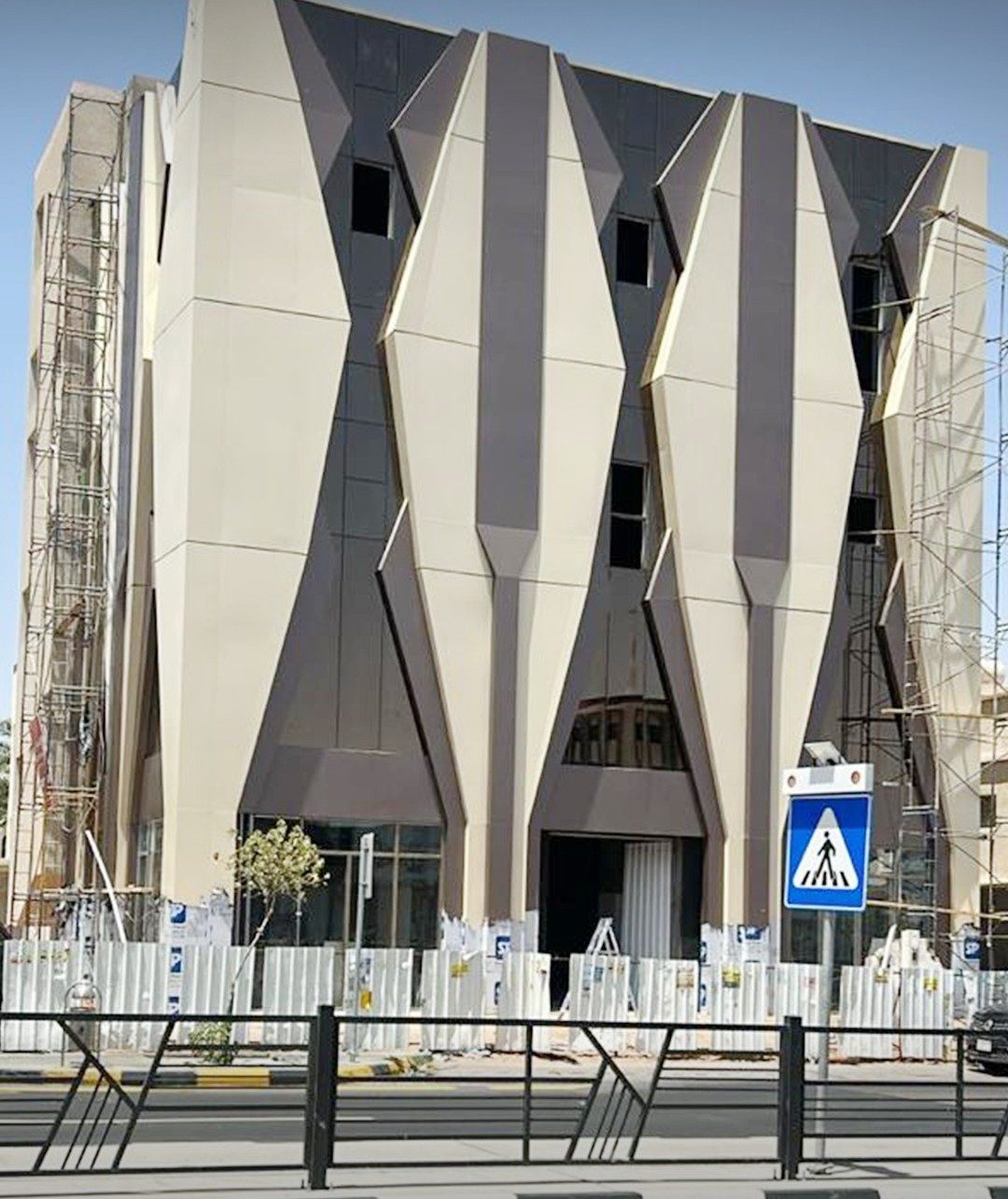 مبنى تجاري بكلادينج هندسي